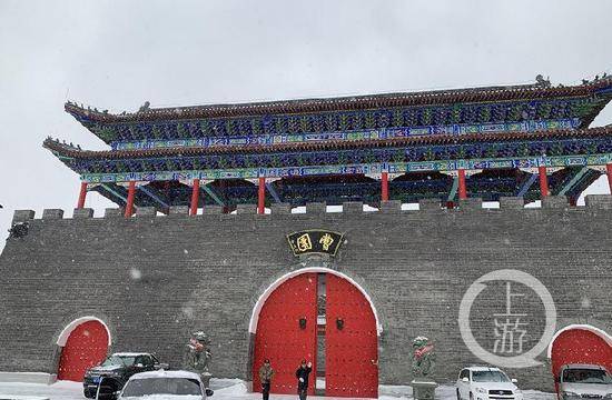 ▲3月21日，雪花纷飞中的牡丹江曹园大门。摄影/上游新闻见习记者张莹