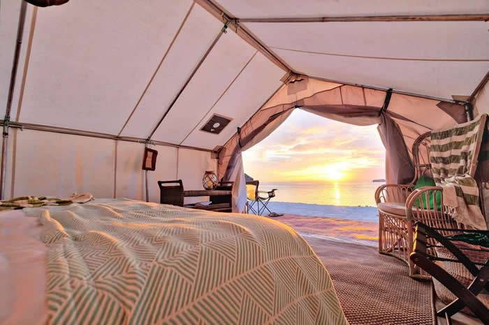托多斯桑托斯生态之旅渡假村，位于墨西哥下加利福尼亚半岛，帐篷外的阳光照耀在海面上。PHOTOGRAPHCOURTESYTODOSSANTOSECOA