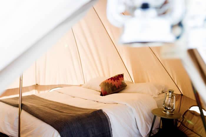 在快闪漫步的精品帐篷里，游客可以盖上秘鲁进口的棉被，靠在土耳其进口的枕头上，在星空下听着唱片。PHOTOGRAPHCOURTESYWANDERLAND