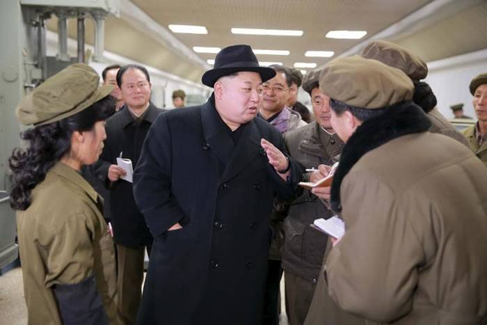 朝鲜领导人金正恩出外视察时身边高官总在记录专家揭背后秘密：塑造亲民形象