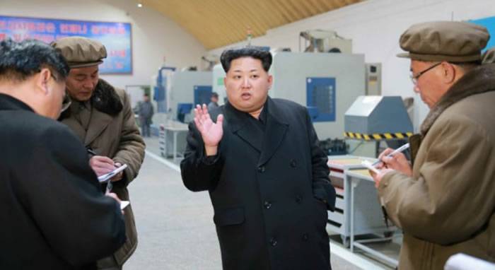 朝鲜领导人金正恩出外视察时身边高官总在记录专家揭背后秘密：塑造亲民形象