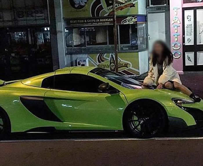 新西兰华裔女穿高跟鞋爬超级跑车麦拿伦McLaren675LTSpider拍照车主怒斥滚下来