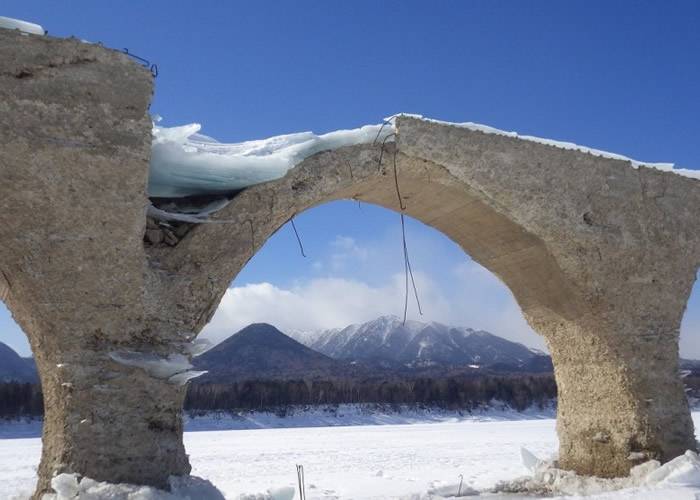 冬天时，“幻影桥”布满厚厚的冰层。