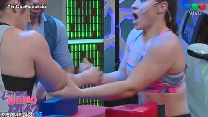 阿根廷电视直播节目“EnQueManoEsta”铁娘子腕力对决喀一声她手臂折断