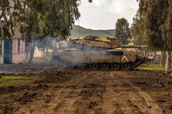 2月12日，以色列军队在戈兰高地进行军事训练。新华社/基尼图片社