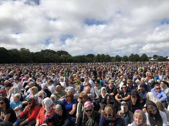 近万人的悼念会埸。摄影：NZ华新社记者张宏寰
