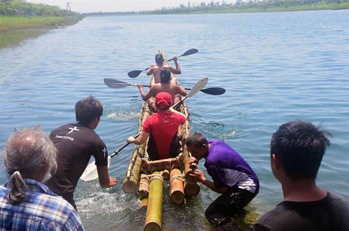 肩负旧石器时代航海实验的竹筏，今天在活水湖展开试划。（庄哲权摄）