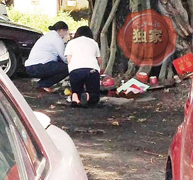 校园疑发生集体中邪后，有华裔家长带孩子在校门外进行膜拜仪式，以祈求平安。（图／翻摄《光华日报》）