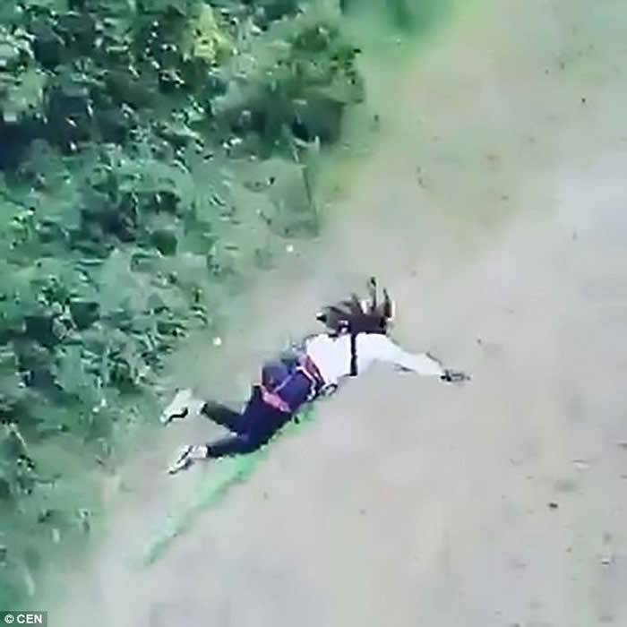 玻利维亚女子玩高空弹跳绳子太长摔15米河中