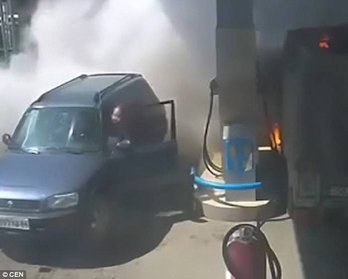 哈萨克斯坦男子居然用打火机查看油箱是否已经加满瞬间引发大火