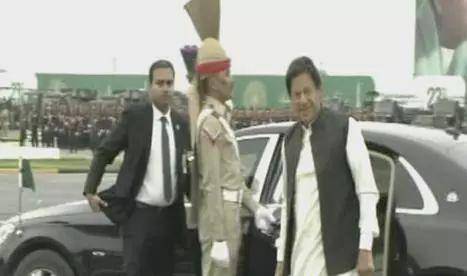 ▲巴基斯坦总理伊姆兰·汗到达阅兵场（图源：《黎明报》）