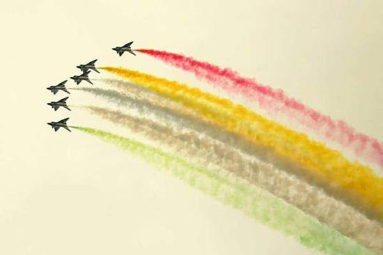 中国空军八一飞行表演队参加巴基斯坦国庆阅兵图自推特