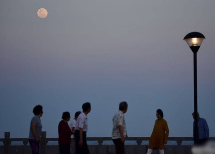 超级月亮高挂海南琼海的高空。