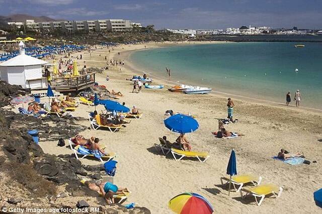 西班牙男童海滩游泳时疑遭鲨鱼咬脚惹恐慌