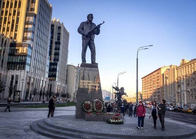 卡拉什尼科夫雕像竖立在莫斯科。