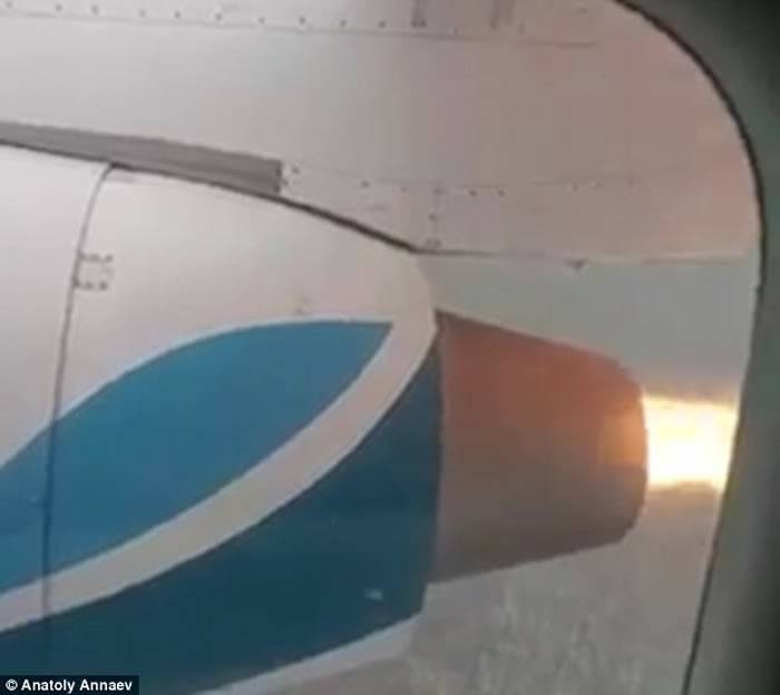 俄罗斯客机飞行时引擎突然起火