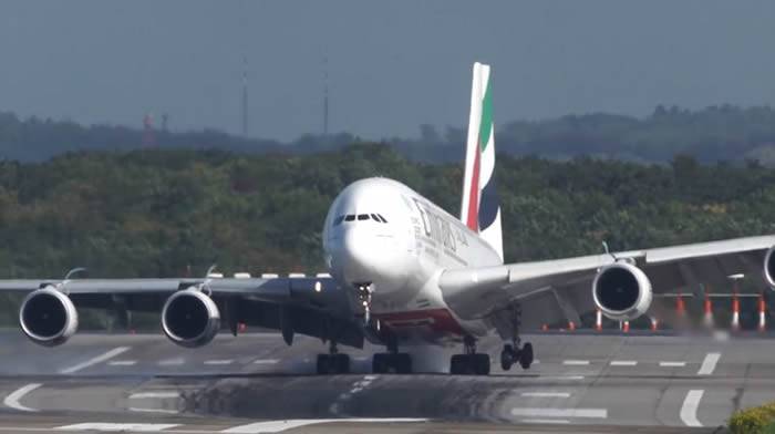 阿联酋航空公司“巨型铁鸟”A380空中巴士降落德国遇狂风惊险降落