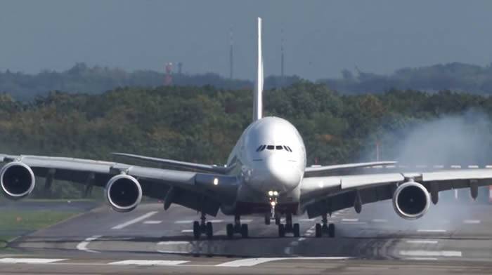 阿联酋航空公司“巨型铁鸟”A380空中巴士降落德国遇狂风惊险降落