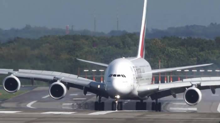 阿联酋航空公司“巨型铁鸟”A380空中巴士降落德国遇狂风惊险降落