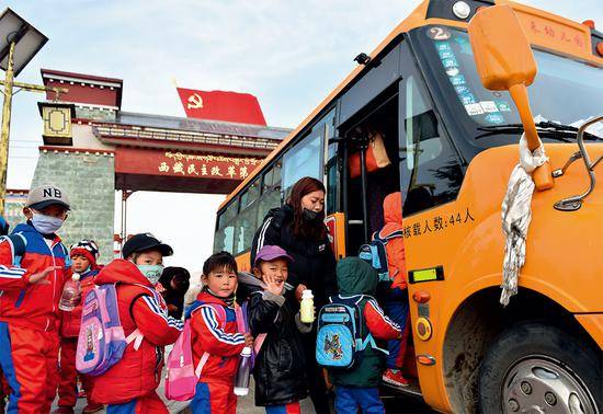 2018年3月27日，“西藏民主改革第一村”克松社区的孩子们登上校车出发去幼儿园觉果摄