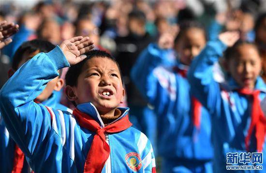 3月4日，在拉萨市第一小学，少先队员在升国旗仪式上向国旗敬礼。新华社记者觉果摄