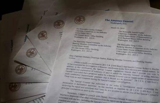 ▲这是3月22日在美国华盛顿拍摄的美国司法部长巴尔递交给国会的关于俄罗斯涉嫌干预2016年美国总统选举的调查报告的信函复印件。（新华社/美联社）