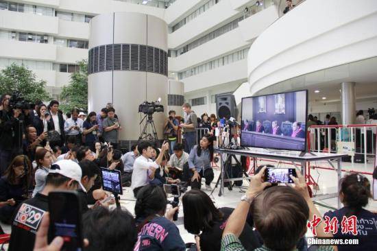 资料图：3月7日，泰国宪法法院判令解散泰护国党。媒体及公众在泰国宪法法院外收看宣判实况直播。中新社记者王国安摄