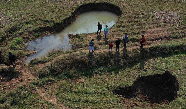 中寨的两处地面塌陷坑。2017年统计的塌陷坑洞总共34个，近两年的塌陷情况尚在统计中。新京报首席记者陈杰摄