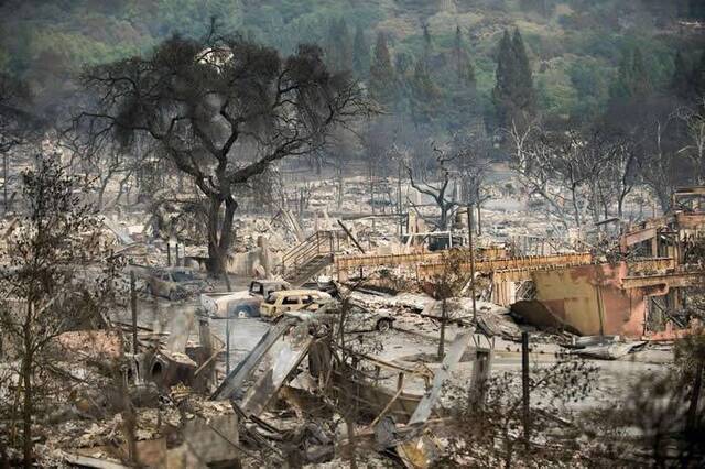 塔布斯野火（Tubbsfire）把加州圣塔罗莎郡FountaingroveVillage的建筑物夷为平地。PHOTOGRAPHBYNOAHBERG