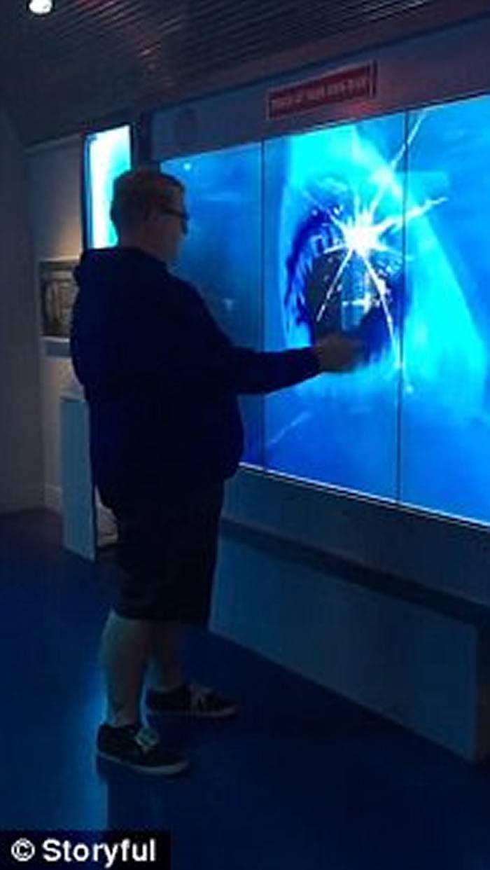 男子参观美国华盛顿国际间谍博物馆鲨鱼缸被虚拟巨鲨突袭吓到