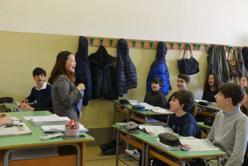 罗马国立住读学校学生正在上中文地理课。赵觉珵摄