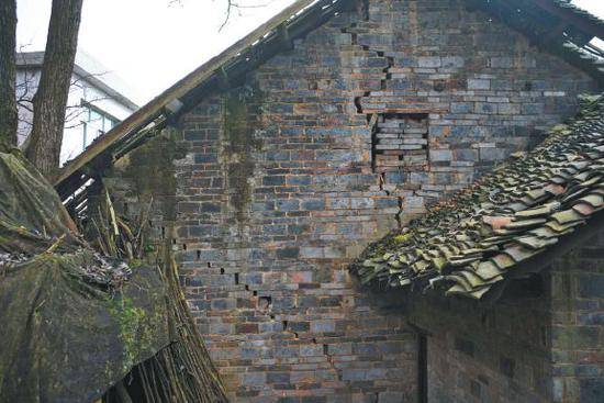 ▲一处位于中寨断裂带的房屋墙体开裂严重。
