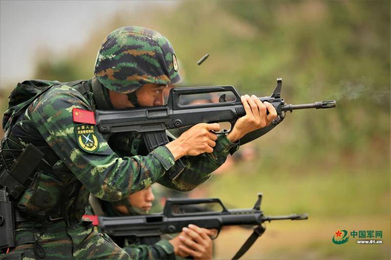 特战队员在进行射击考核。（图源/中国军网）