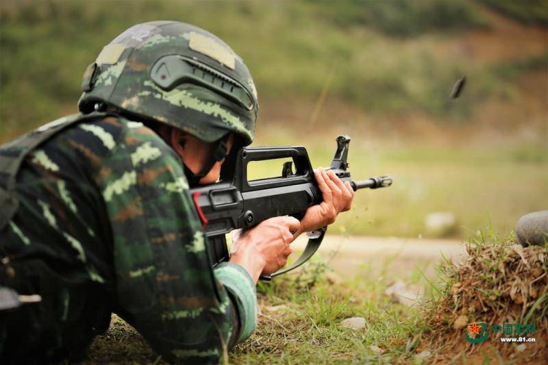 一名特战队员射击瞬间，弹壳弹出。（图源/中国军网）