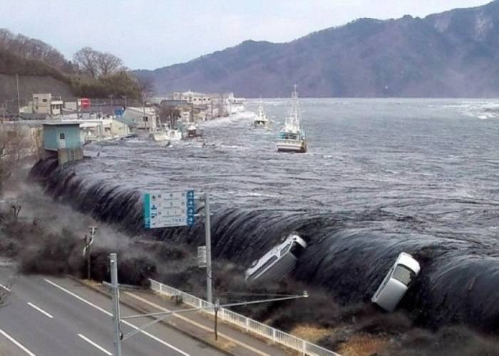 日本或再遭遇超巨型地震，图为日本大地震引发海啸的画面。