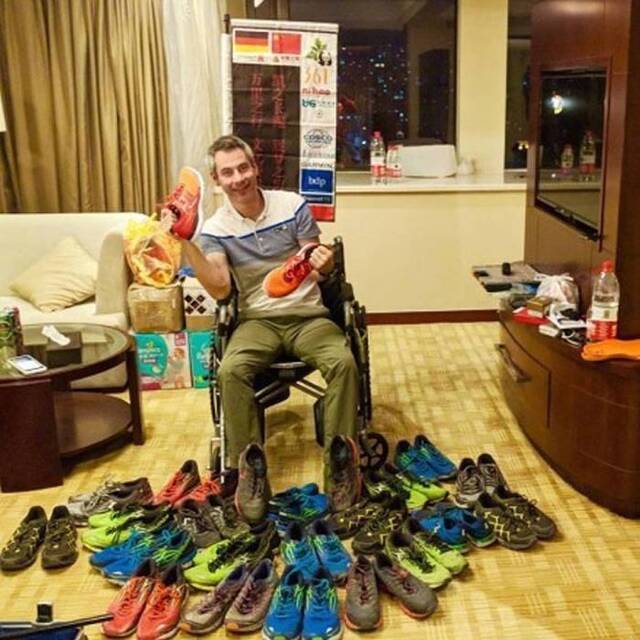 德国男子横跨1万1249公里跑到中国跑烂40双鞋