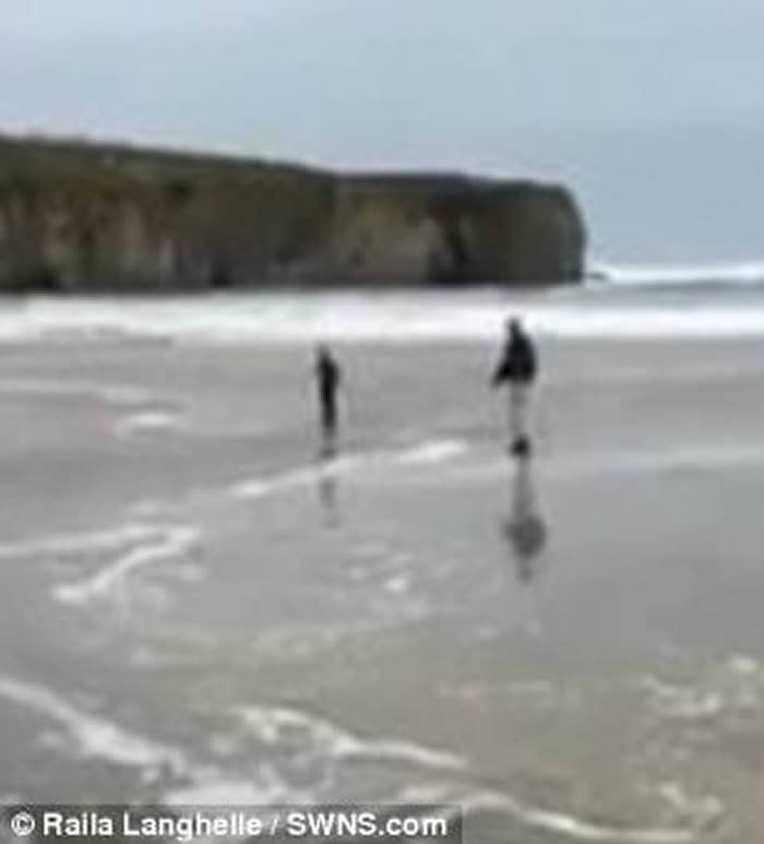 英国康沃尔郡沙滩怪浪女孩险被卷走
