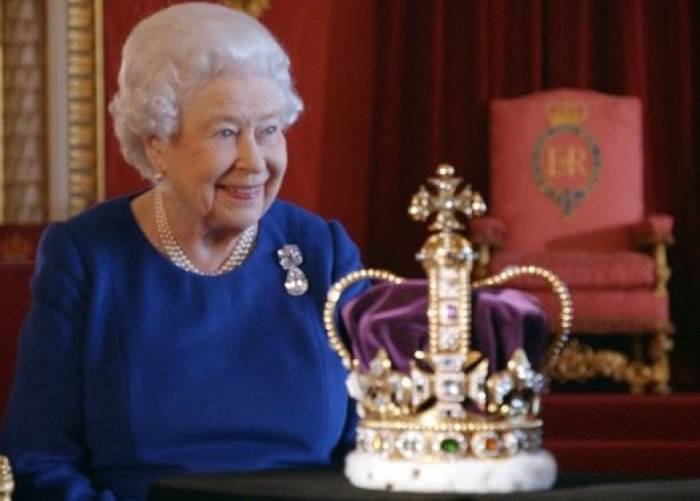 英女王伊利沙伯二世登基65周年重见登基时戴的圣爱德华皇冠