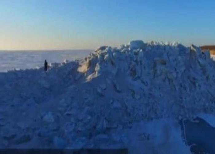 中俄边境出现罕见的巨型冰墙。