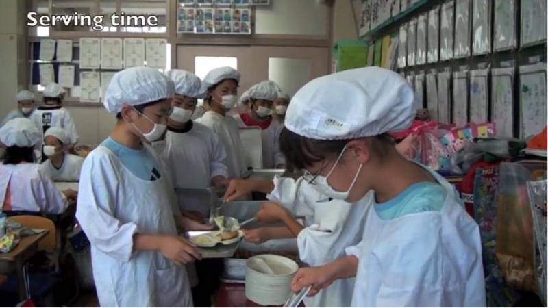 值日生为每位同学乘上饭菜