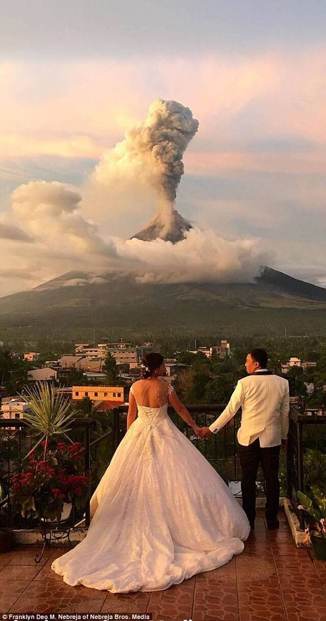 菲律宾马荣火山爆发新婚夫妇拍婚照永留震撼一刻