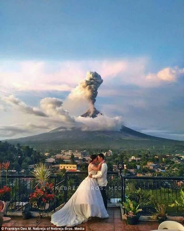 菲律宾马荣火山爆发新婚夫妇拍婚照永留震撼一刻