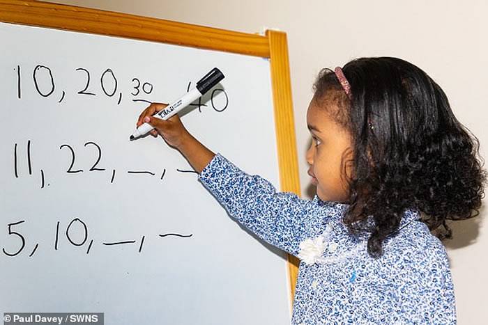 英国4岁女童阿兰娜·乔治成为天才组织门萨Mensa最年轻成员智商达140分