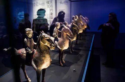 2014年10月21日，在法国巴黎，观众在“汉风-中国汉代文物展”上参观。新华社记者陈晓伟摄