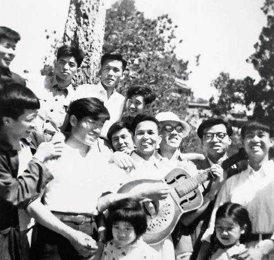 1957年5月19日，《红楼》编辑部成员游览颐和园，林昭拍下此照片。怀抱吉他者为谢冕。图/受访者提供
