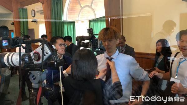 蔡英文访问团记者被瑙鲁国会要求离场后更换服装（图片来源：台湾“东森新闻网”）