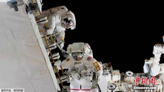 资料图：国际空间站上两名宇航员于2019年3月22日完成一次约6个半小时的太空行走，为空间站太阳能电池板换上了新电池。