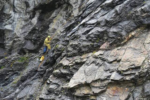 “沙拉克之洞”：加拿大不列颠哥伦比亚省航拍时发现巨大山洞