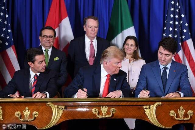 去年11月30日，美国、加拿大、墨西哥签署三国新贸易协定。图自视觉中国