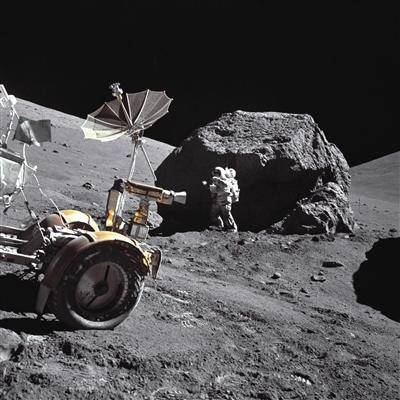 上世纪，阿波罗17号的宇航员哈里森·施密特在月球表面执行任务。图/NASA/MSFCHistoryOffice
